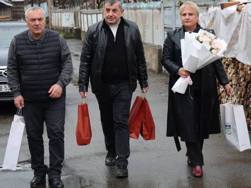 ცაგერის მუნიციპალიტეტის მერმა ჭაბუკი ჭაბუკიანმა, პირველ მოადგილე რევაზ ახვლედიანთან და საკრებულოს თავმჯდომარის მოადგილე მარიკა კოპალიანთან ერთად, ქალაქ ცაგერში ხანდაზმული ოჯახი მოინახულა